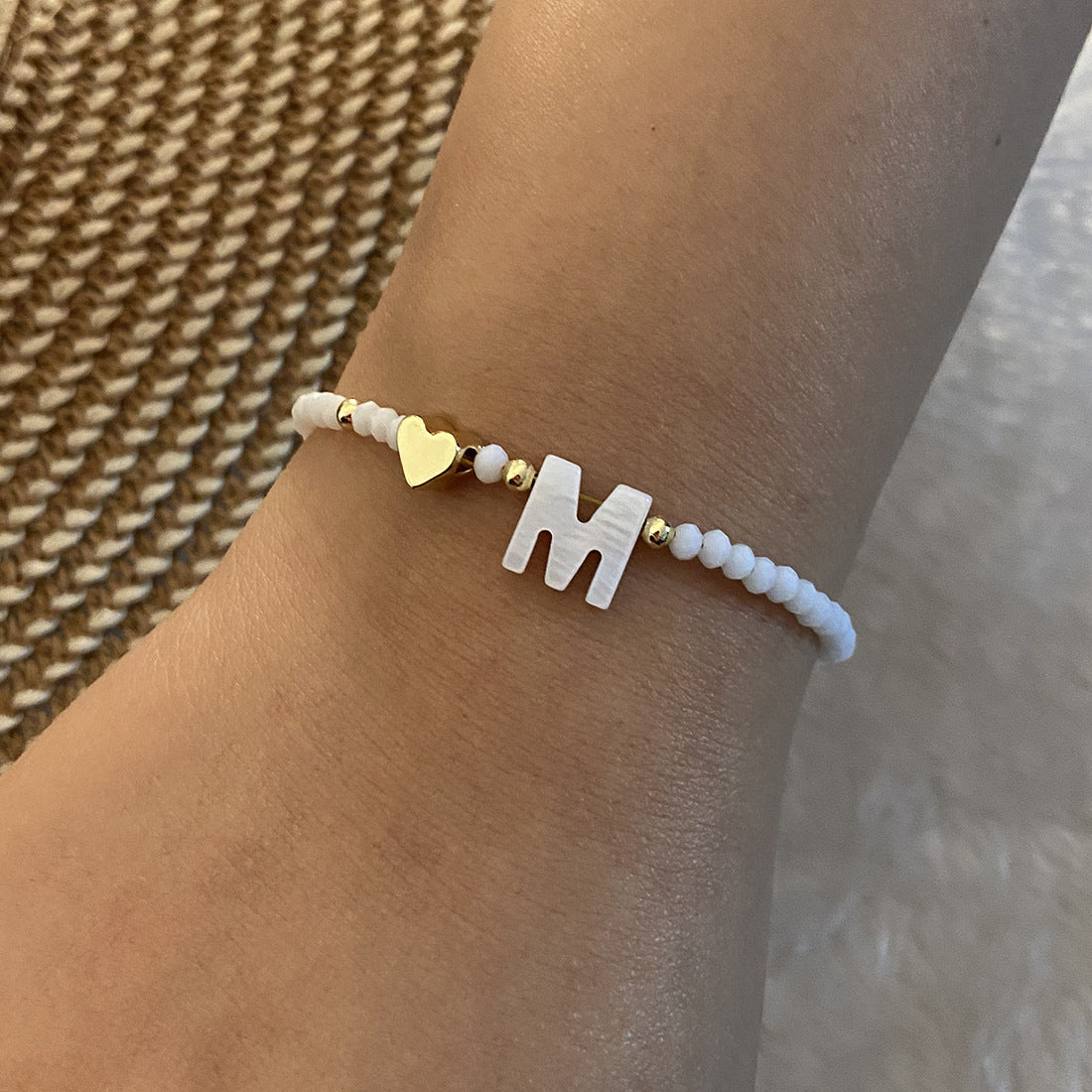 26 bokstäver vit skal pärlstav armband kvinnor metall kärlek design armband smycken
