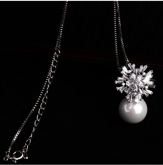 Pärlhalsband med zirkon