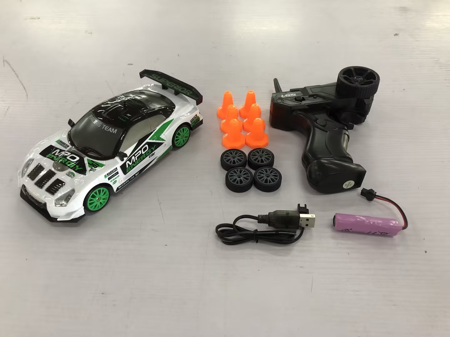 2.4G Drift Rc Bil 4WD RC Drift Billeksak Fjärrkontroll GTR Modell AE86 Fordon Bil RC Racing Billeksak För Barn Julklappar
