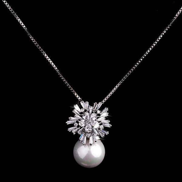 Pärlhalsband med zirkon