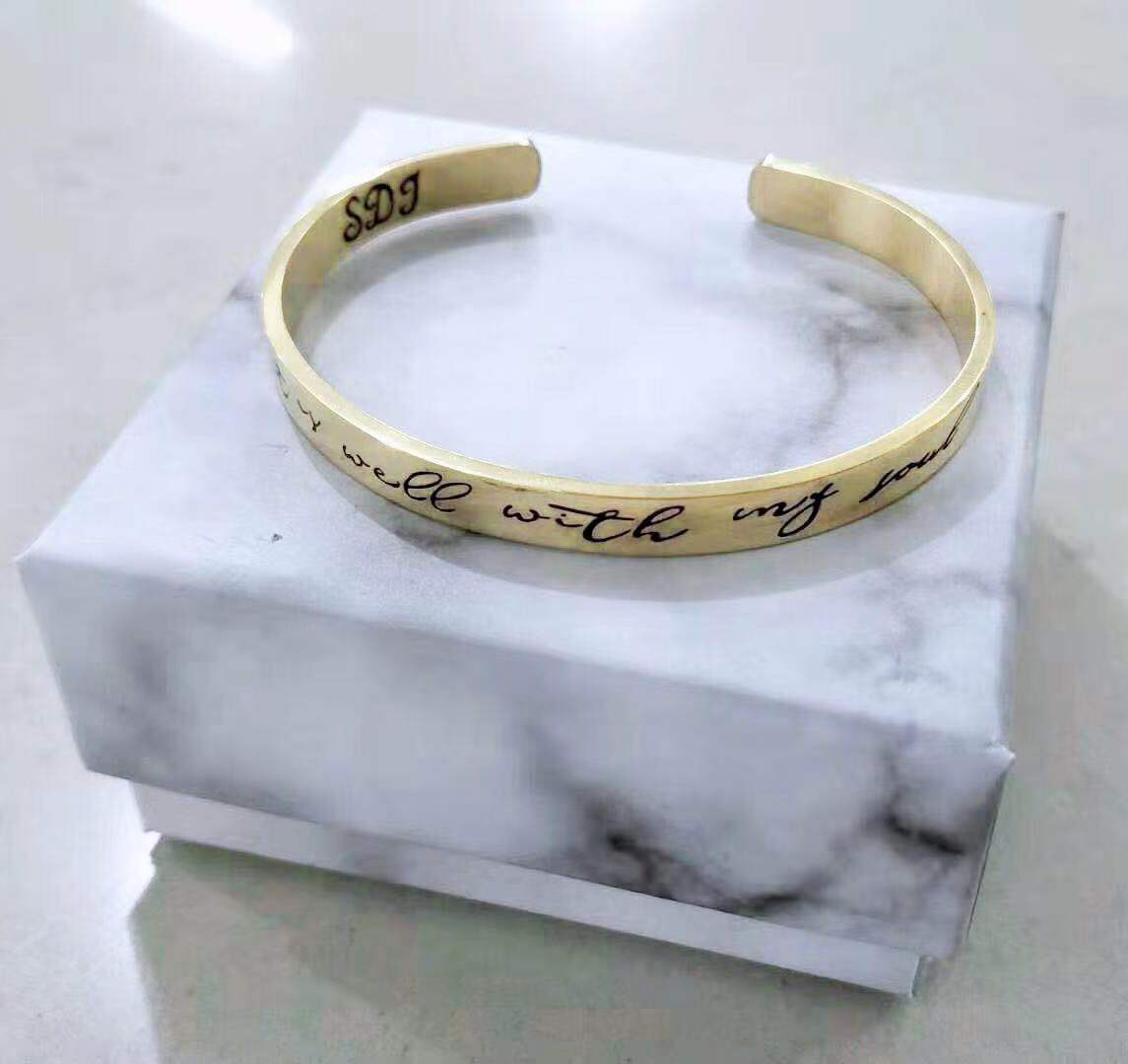 Mantra armband med citat rostfritt stål Cuff Inspirerande smycken Graduation Gåva
