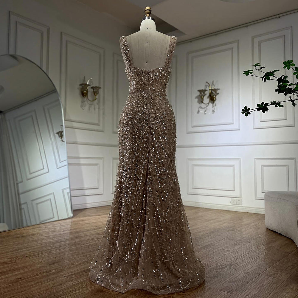 Elegant, lätt och lyxig klänning med pärlor i nakenfärg