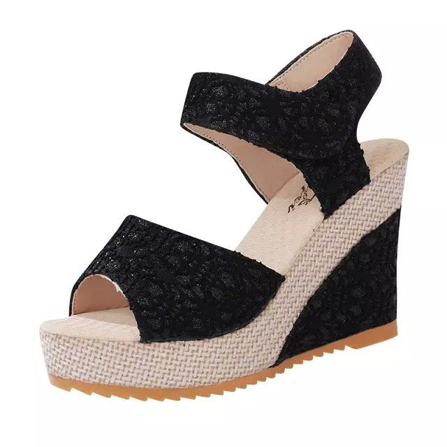 Högklackade sandaler med platt botten