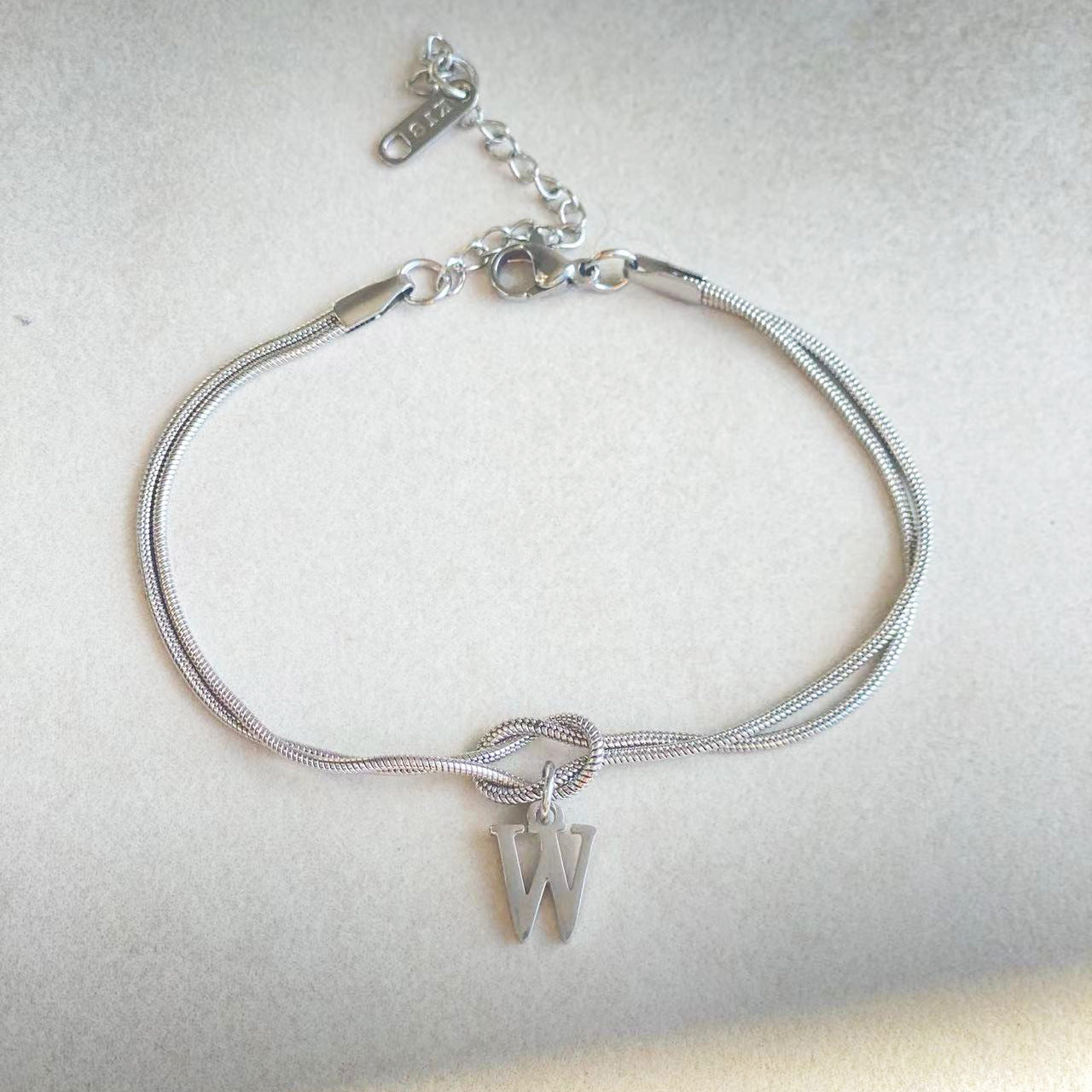 Nya bokstaven AZ kärleksknut armband för kvinnor par guldfärg läcker ormkedja berlockarmband rostfritt stål smycken present alla hjärtans dag presenter