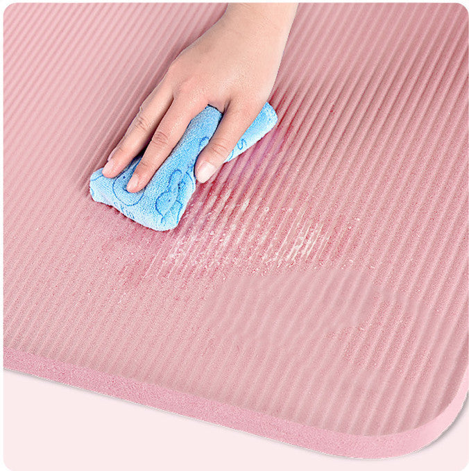 Män och kvinnor breddad yogamatta för hemmafitness