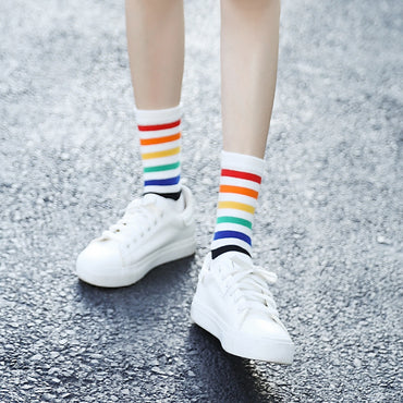 Automne et hiver nouvelles dames dans le tube chaussettes couleur bonbon à fines rayures coton rue skateboard marée chaussettes haute aide femmes chaussettes