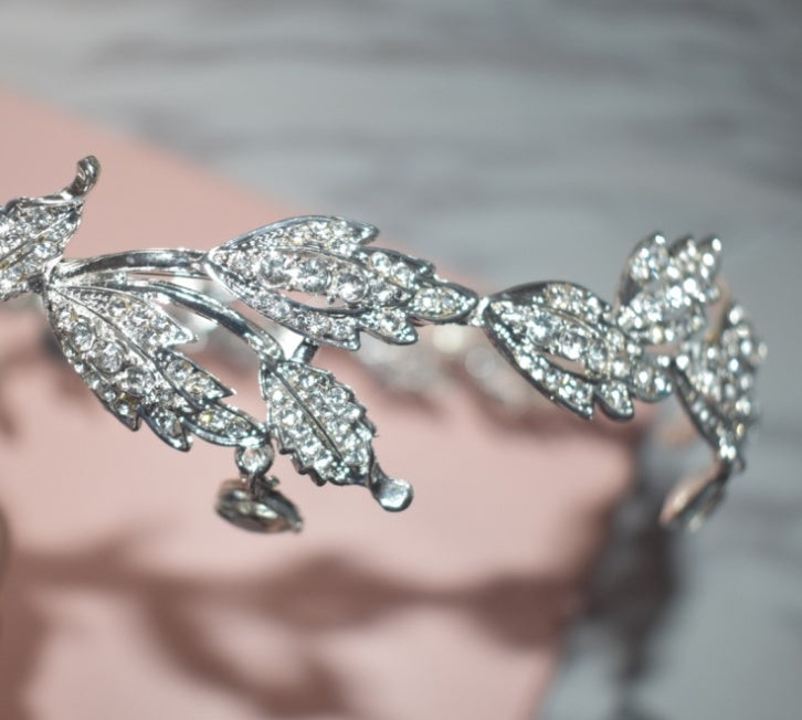Eyebrow Pendant Full of Rhinestones - Elegant and Stylish