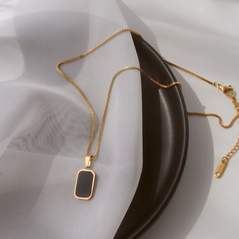 Rektangulärt hängande Halsband Design 18K guld Icke-blekande Mode Liten Svart För Män Titanstål Halsband För Kvinnor