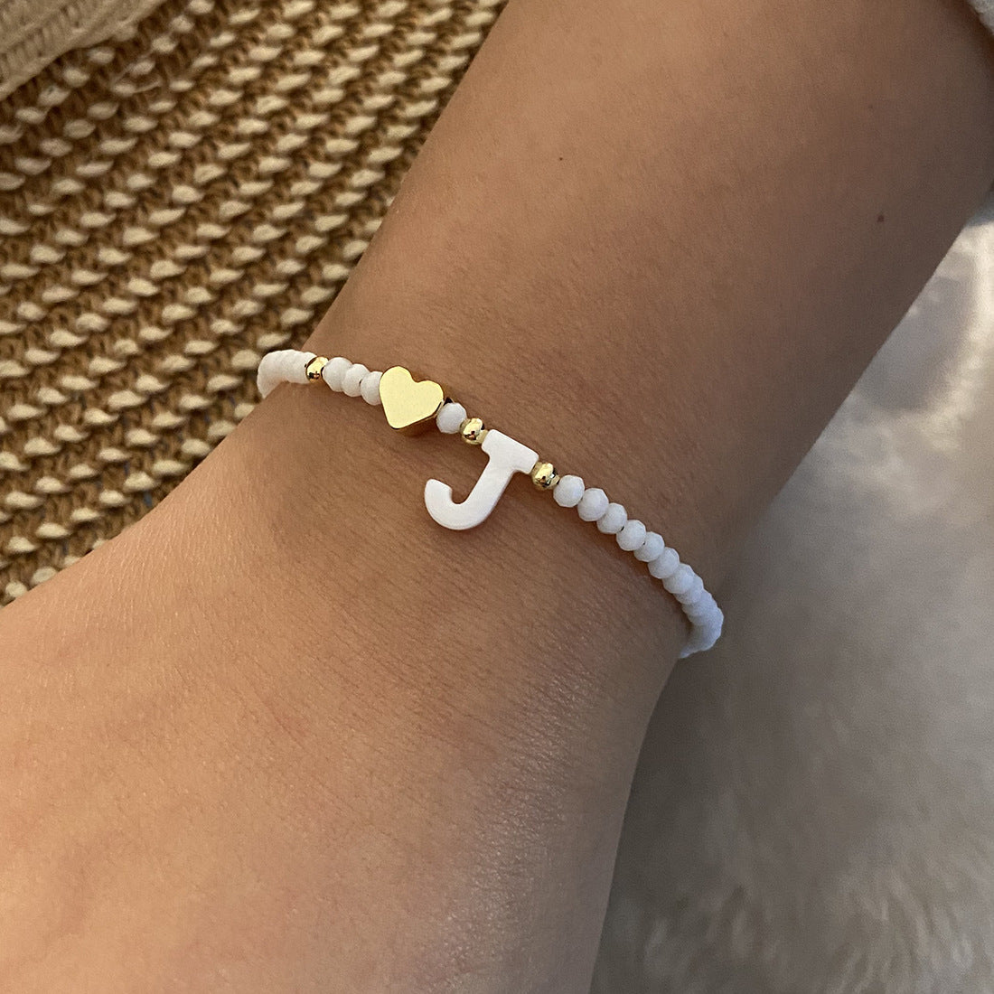 26 bokstäver vit skal pärlstav armband kvinnor metall kärlek design armband smycken