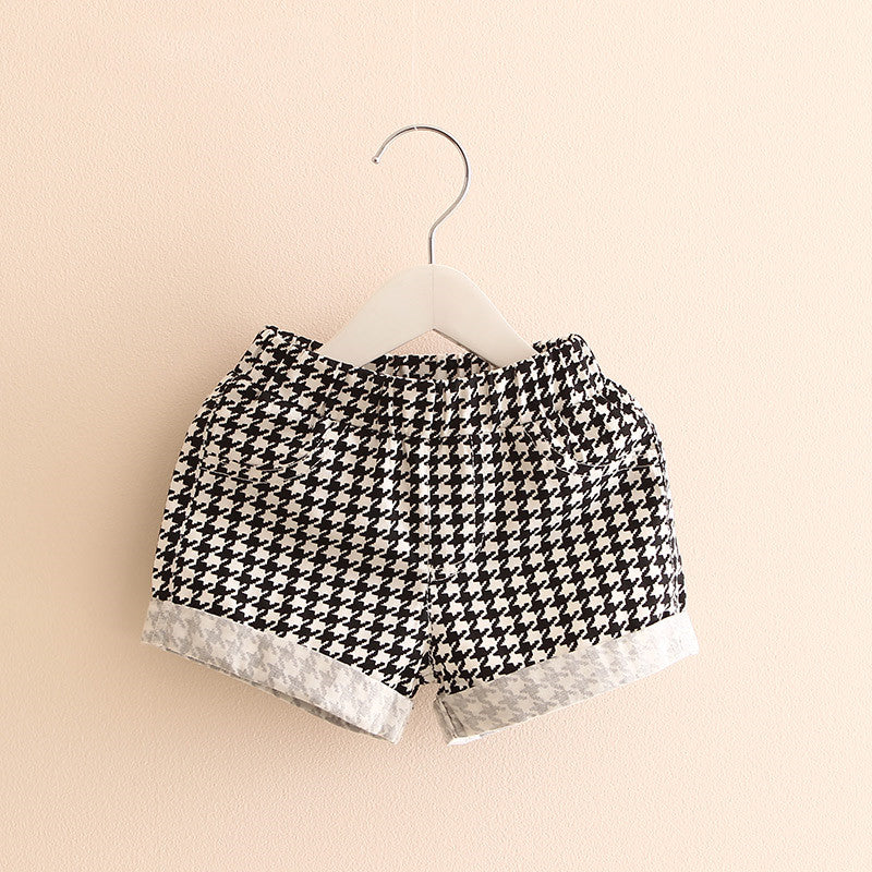 Les enfants portent des pantalons