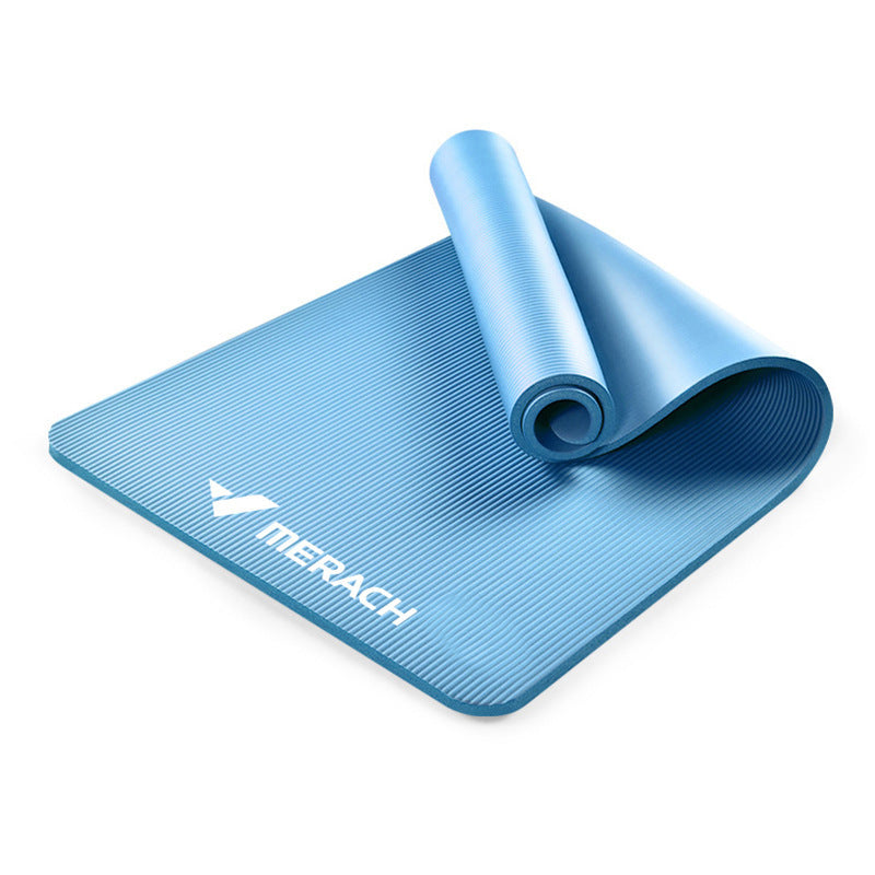 Män och kvinnor breddad yogamatta för hemmafitness