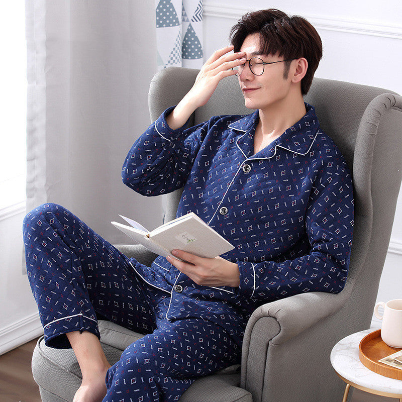 Medelålders äldre pyjamas