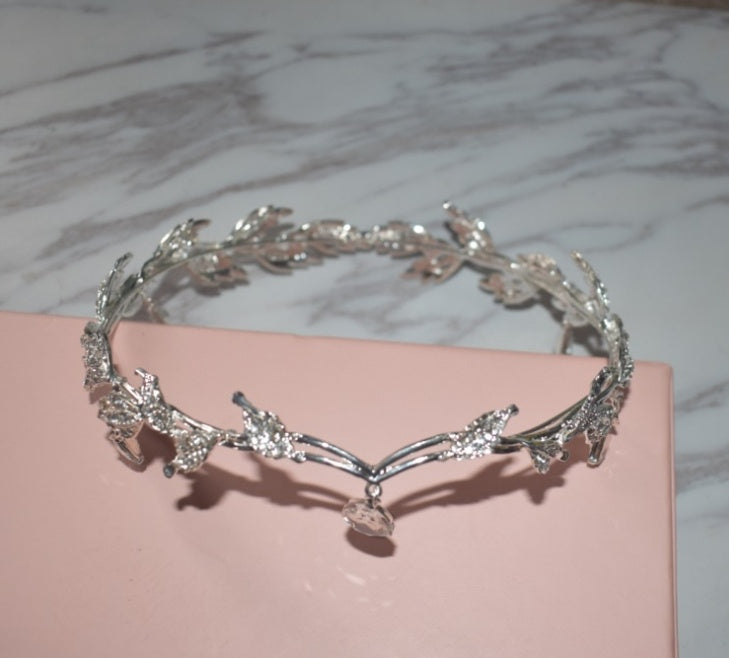 Eyebrow Pendant Full of Rhinestones - Elegant and Stylish