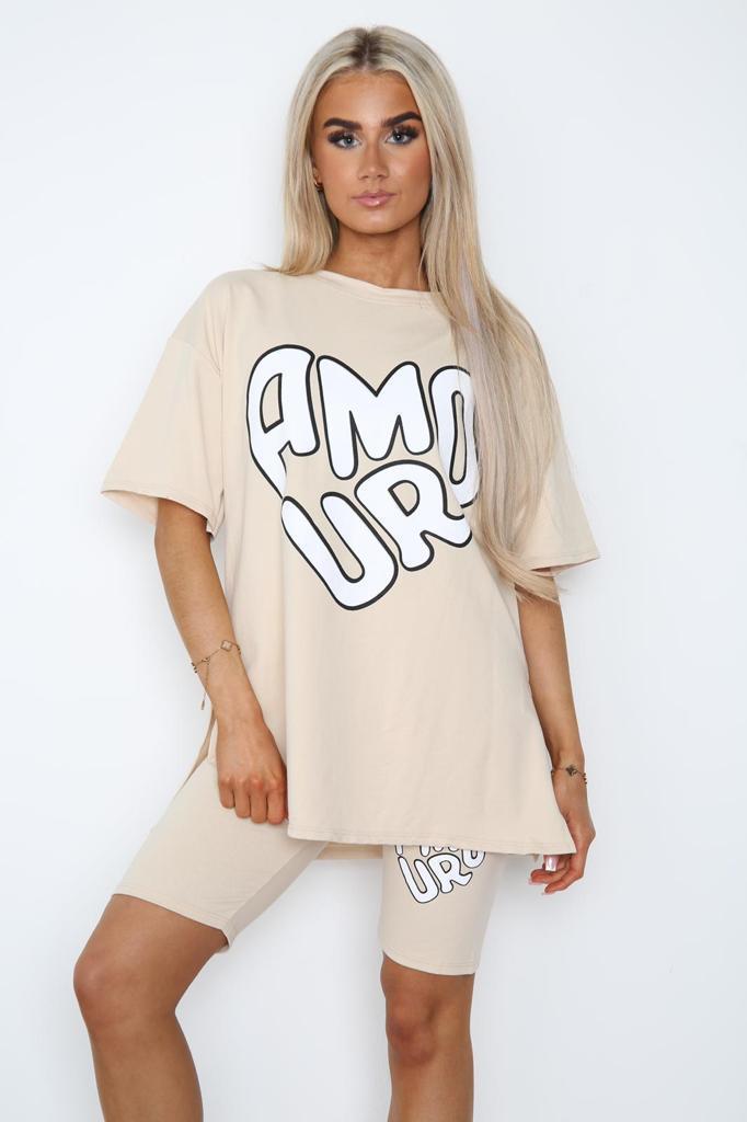 Cykelshorts och t-shirts, del av setet, tvådelat set med slits i sidan och tryckt slogan framtill
