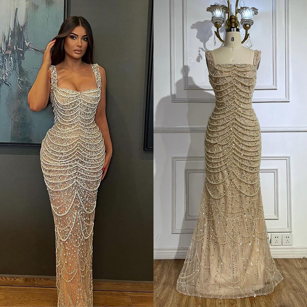 Elegant, lätt och lyxig klänning med pärlor i nakenfärg