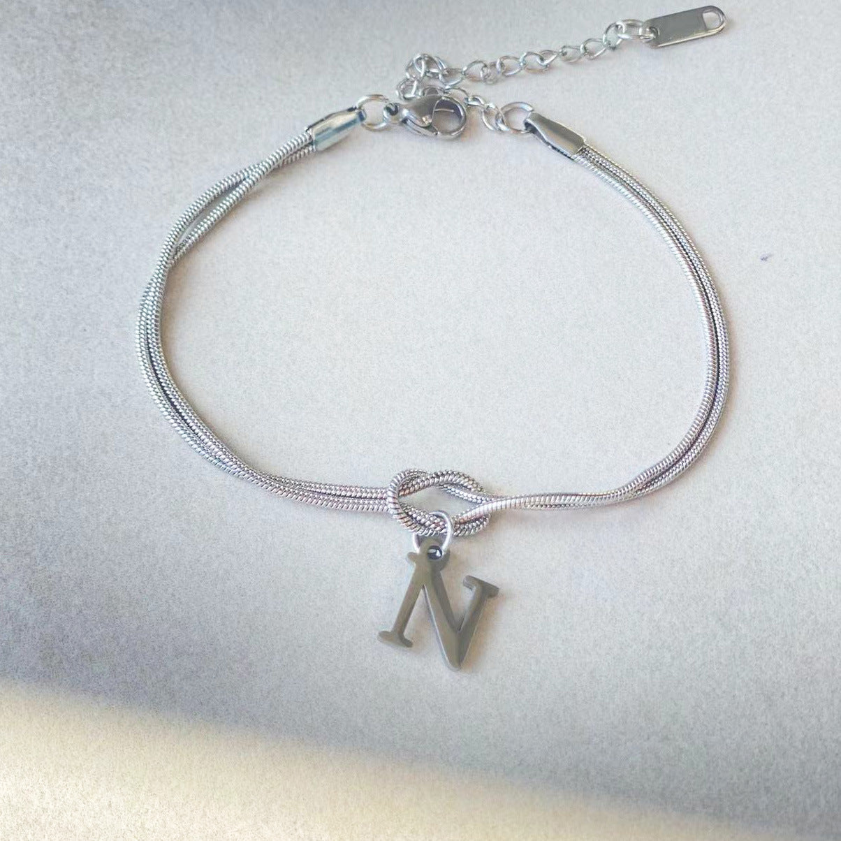 Nya bokstaven AZ kärleksknut armband för kvinnor par guldfärg läcker ormkedja berlockarmband rostfritt stål smycken present alla hjärtans dag presenter