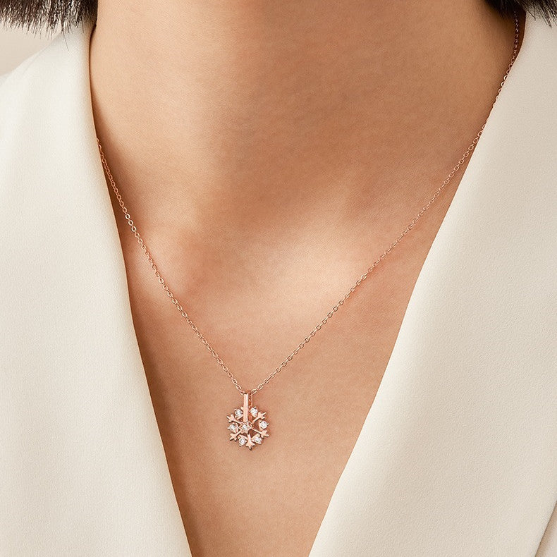 Roterbart 925 Silver Snowflake Halsband Kvinnor Lyx Nisch Design Glänsande Strasssmycken Höst och vinter Födelsedagspresent till vänner