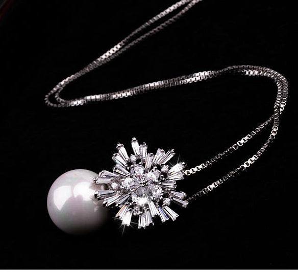 Pärlhalsband med zirkon