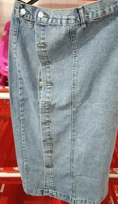Jupe taille haute en denim à fente irrégulière et boutons