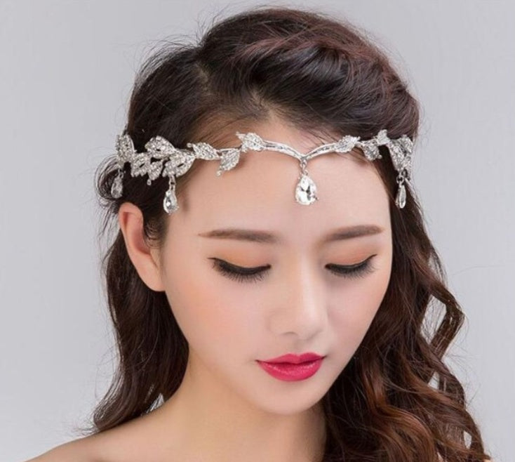 Eyebrow Pendant Full of Rhinestones - Elegant and Stylish
