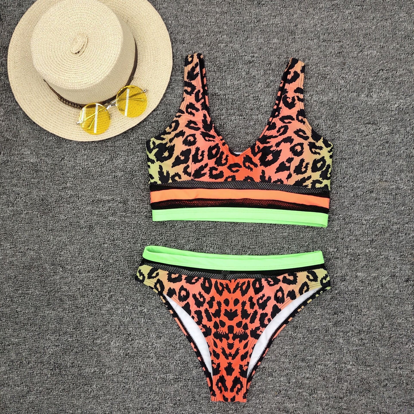 Sexig leopardbikini med split