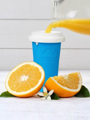Une pincée dans une tasse à neige fondante, secouez la tasse à smoothie et la deuxième tasse à refroidissement rapide devient une tasse à pincer.