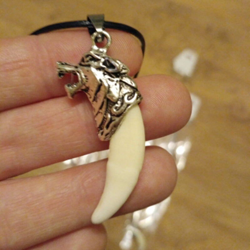 Version coréenne du collier à pointes vintage pour hommes