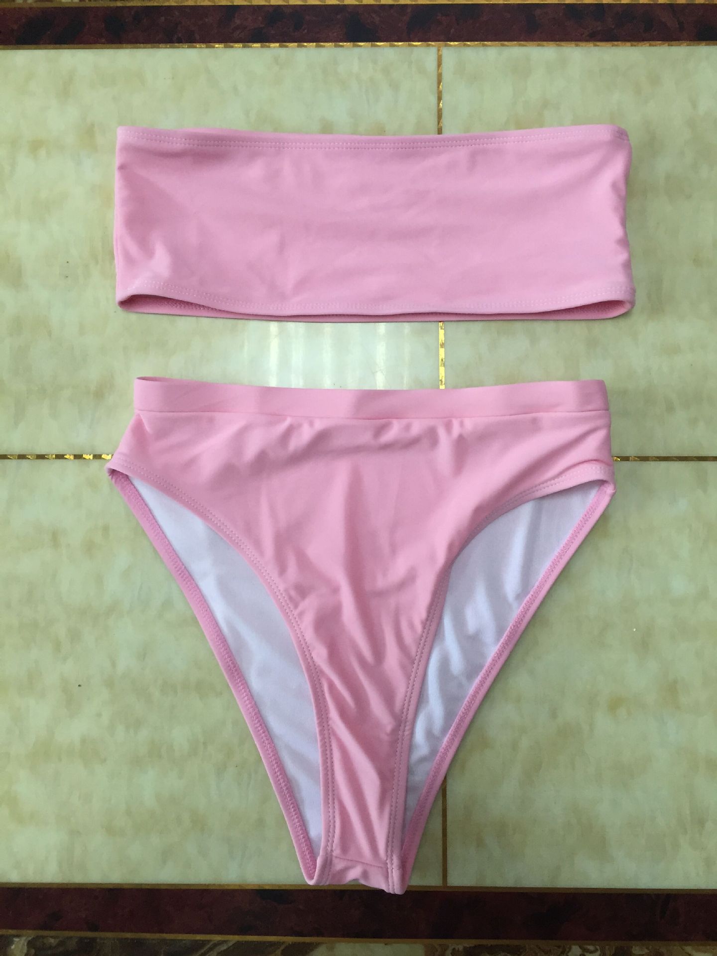 Sexig tvådelad bikiniset med omlottband och tuböverdel