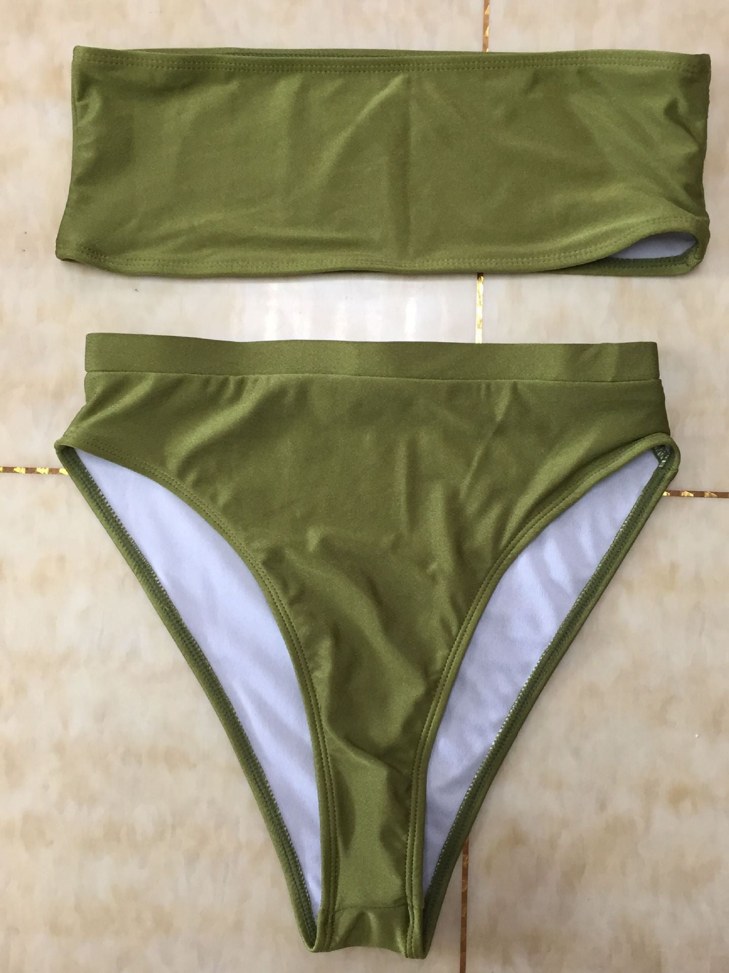 Sexig tvådelad bikiniset med omlottband och tuböverdel