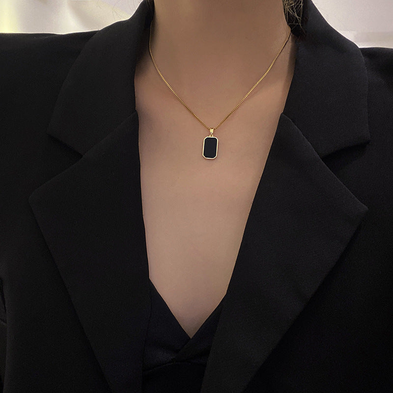 Rektangulärt hängande Halsband Design 18K guld Icke-blekande Mode Liten Svart För Män Titanstål Halsband För Kvinnor