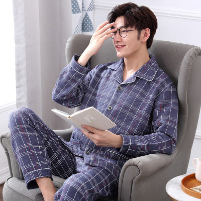 Medelålders äldre pyjamas