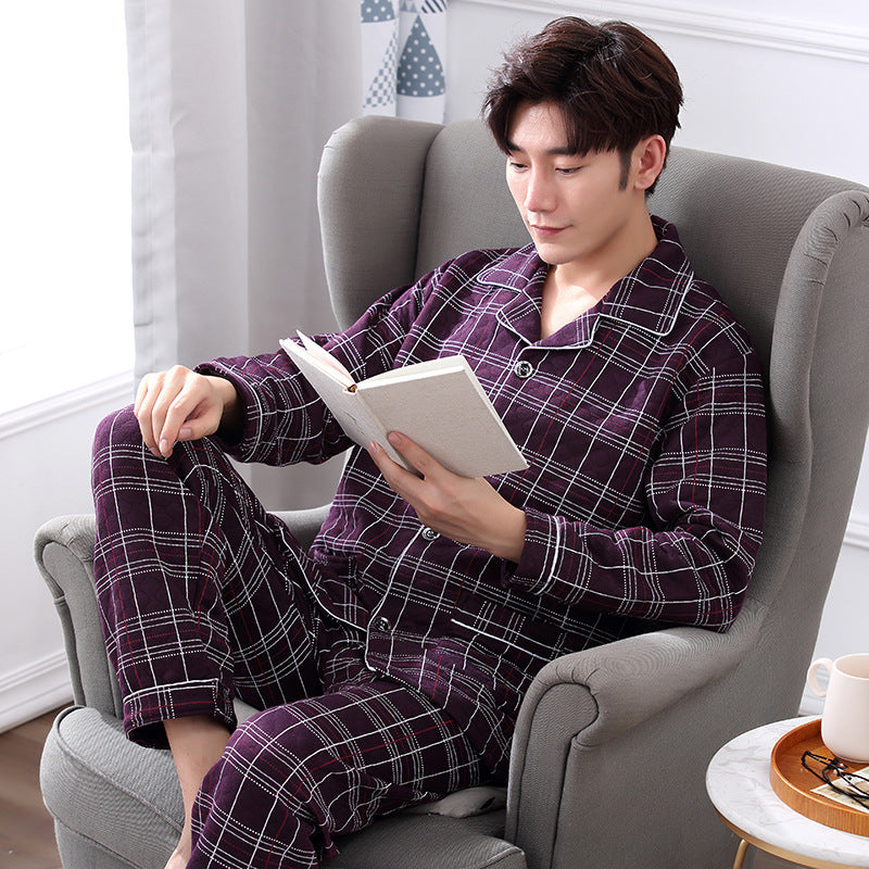 Medelålders äldre pyjamas
