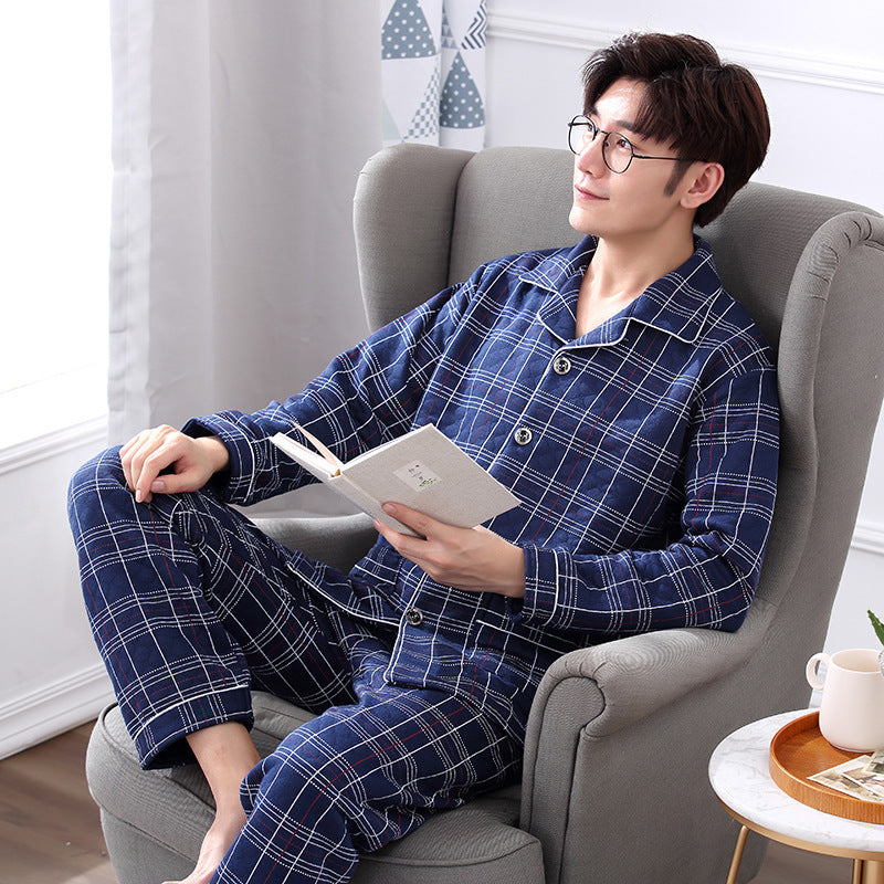 Medelålders äldre pyjamas