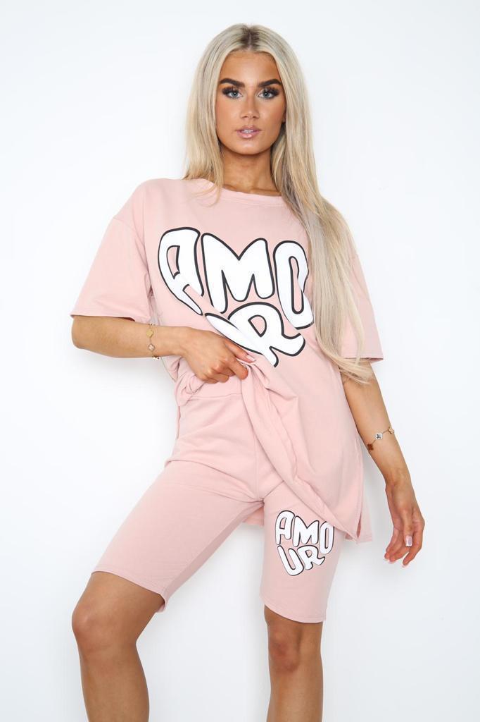 Cykelshorts och t-shirts, del av setet, tvådelat set med slits i sidan och tryckt slogan framtill