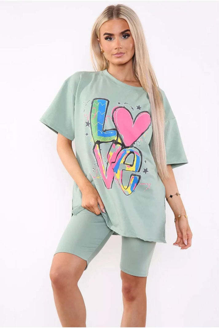 Cykelshorts och t-shirts, del av setet, tvådelat set med slits i sidan och tryckt slogan framtill