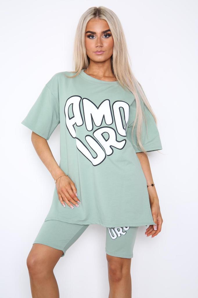 Cykelshorts och t-shirts, del av setet, tvådelat set med slits i sidan och tryckt slogan framtill