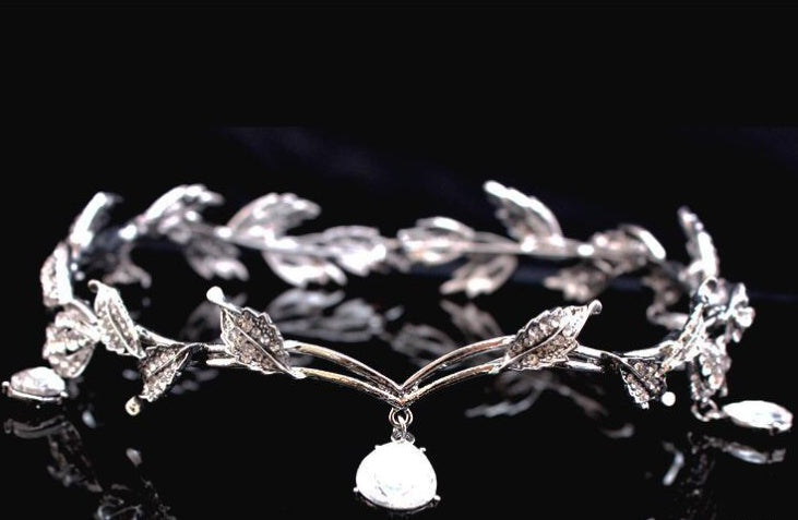 Eyebrow Pendant Full of Rhinestones - Elegant and Stylish