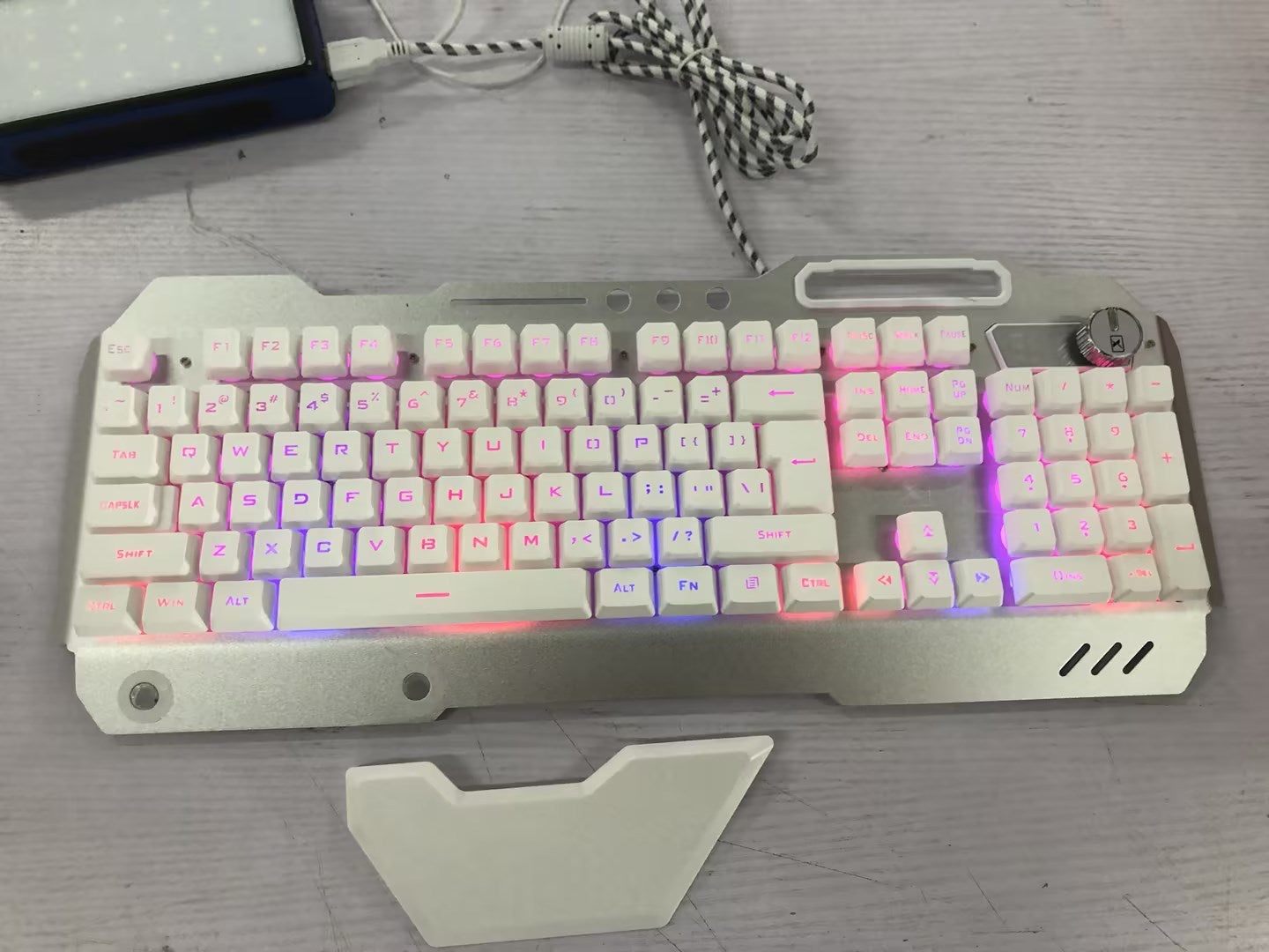 Ergonomiska speltangentbord med RGB bakgrundsbelysningstelefon innehavare