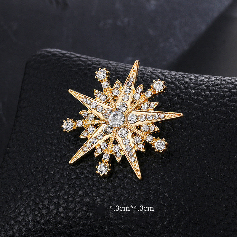 Brosch med diamant och åttauddig stjärnbrosch