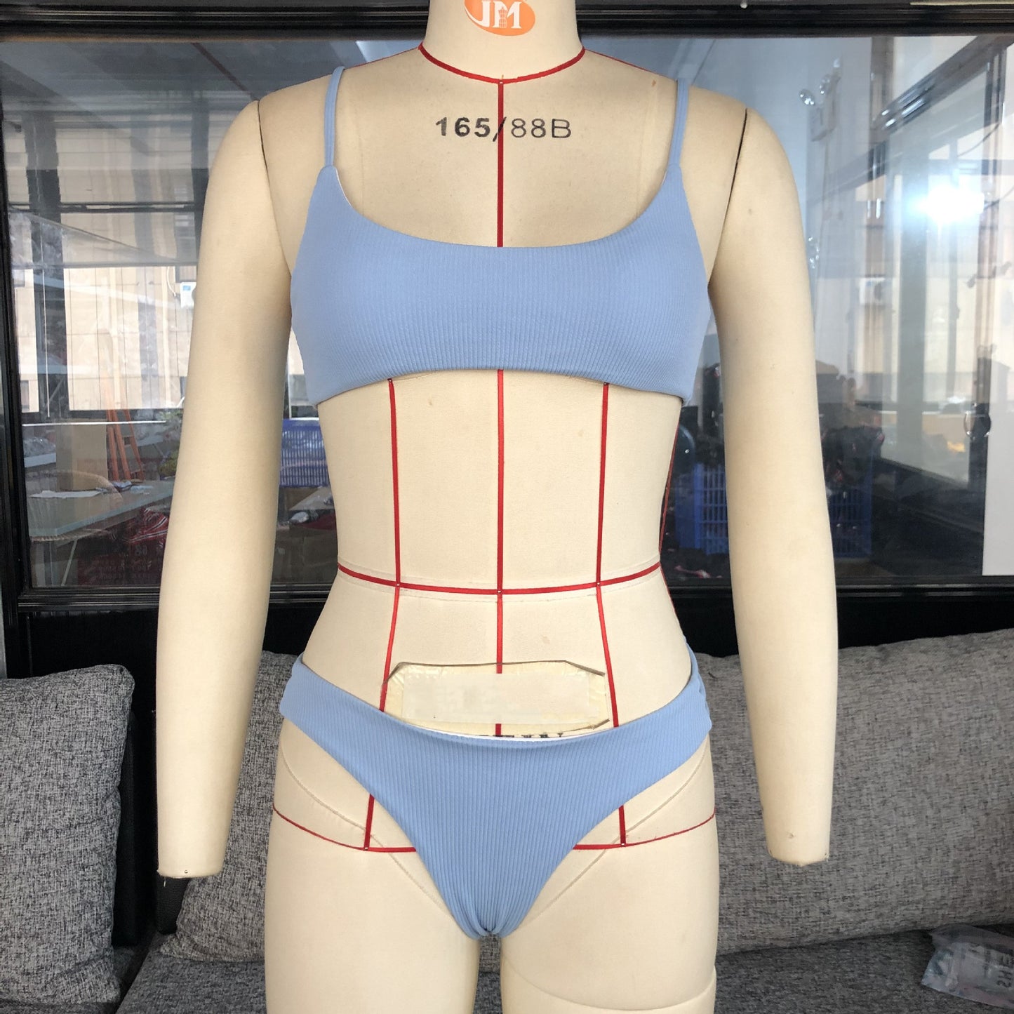 Enfärgad randig bikini