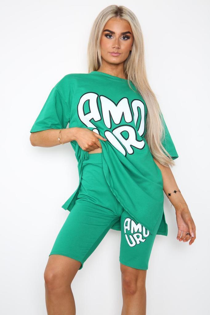 Cykelshorts och t-shirts, del av setet, tvådelat set med slits i sidan och tryckt slogan framtill