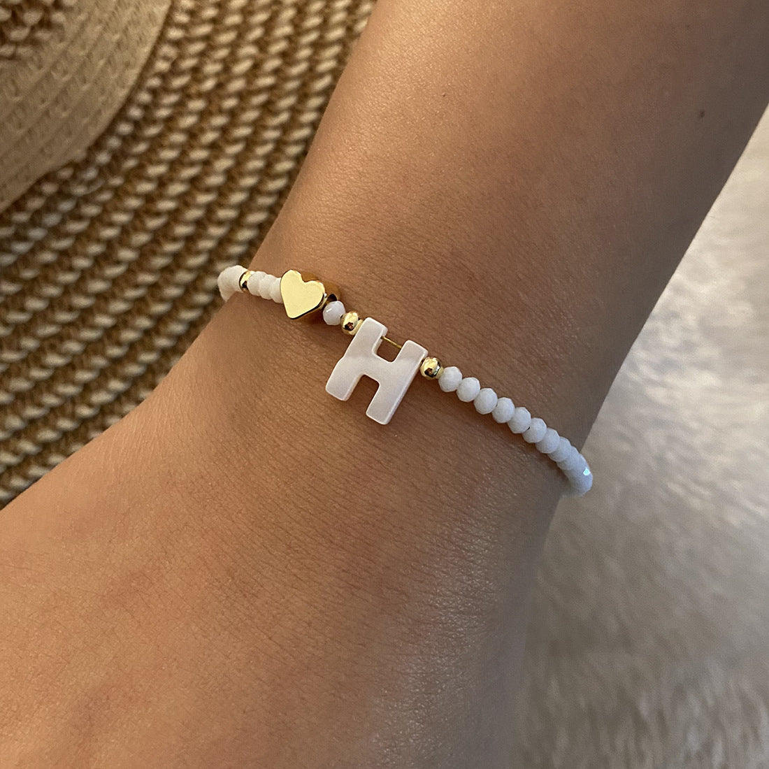 26 bokstäver vit skal pärlstav armband kvinnor metall kärlek design armband smycken