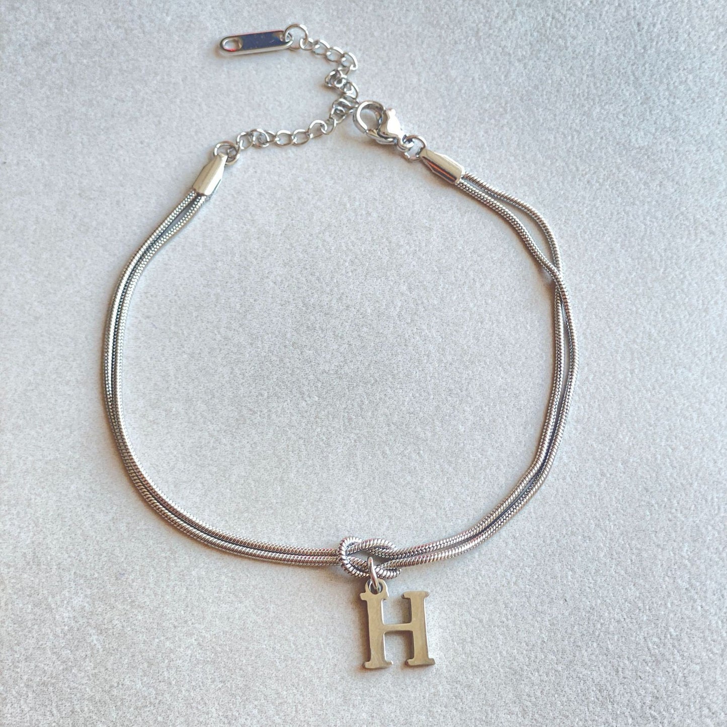 Nya bokstaven AZ kärleksknut armband för kvinnor par guldfärg läcker ormkedja berlockarmband rostfritt stål smycken present alla hjärtans dag presenter