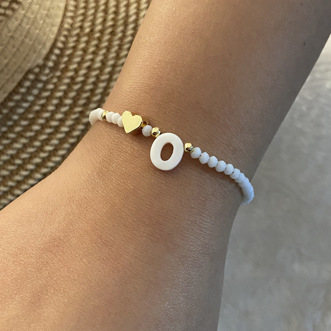 26 bokstäver vit skal pärlstav armband kvinnor metall kärlek design armband smycken