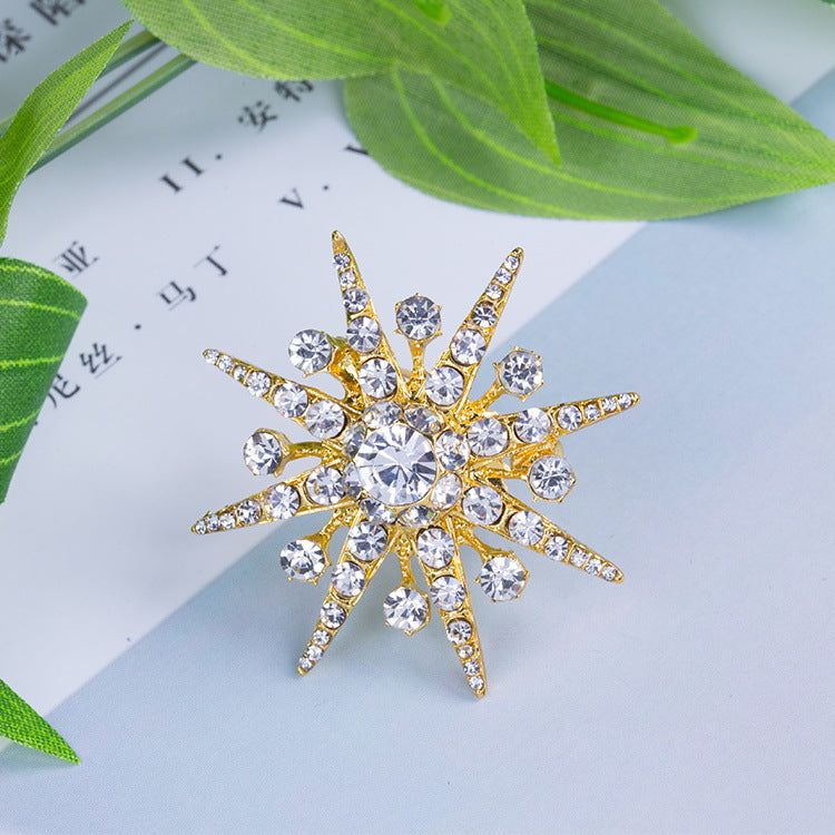 Brosch med diamant och åttauddig stjärnbrosch