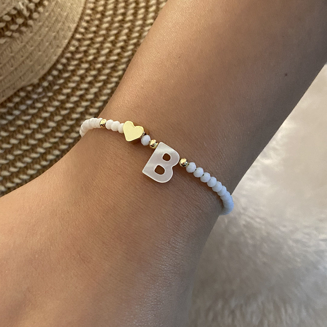 26 bokstäver vit skal pärlstav armband kvinnor metall kärlek design armband smycken