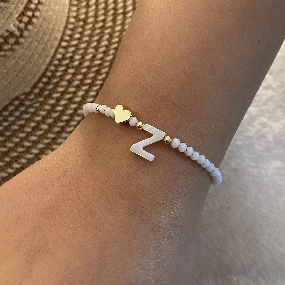 26 bokstäver vit skal pärlstav armband kvinnor metall kärlek design armband smycken