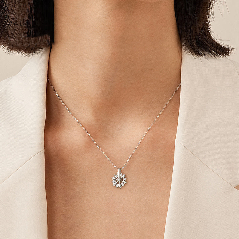 Roterbart 925 Silver Snowflake Halsband Kvinnor Lyx Nisch Design Glänsande Strasssmycken Höst och vinter Födelsedagspresent till vänner