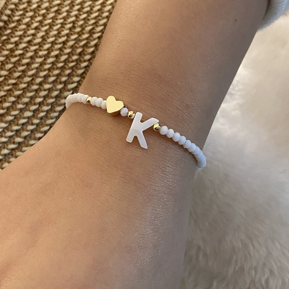 26 bokstäver vit skal pärlstav armband kvinnor metall kärlek design armband smycken
