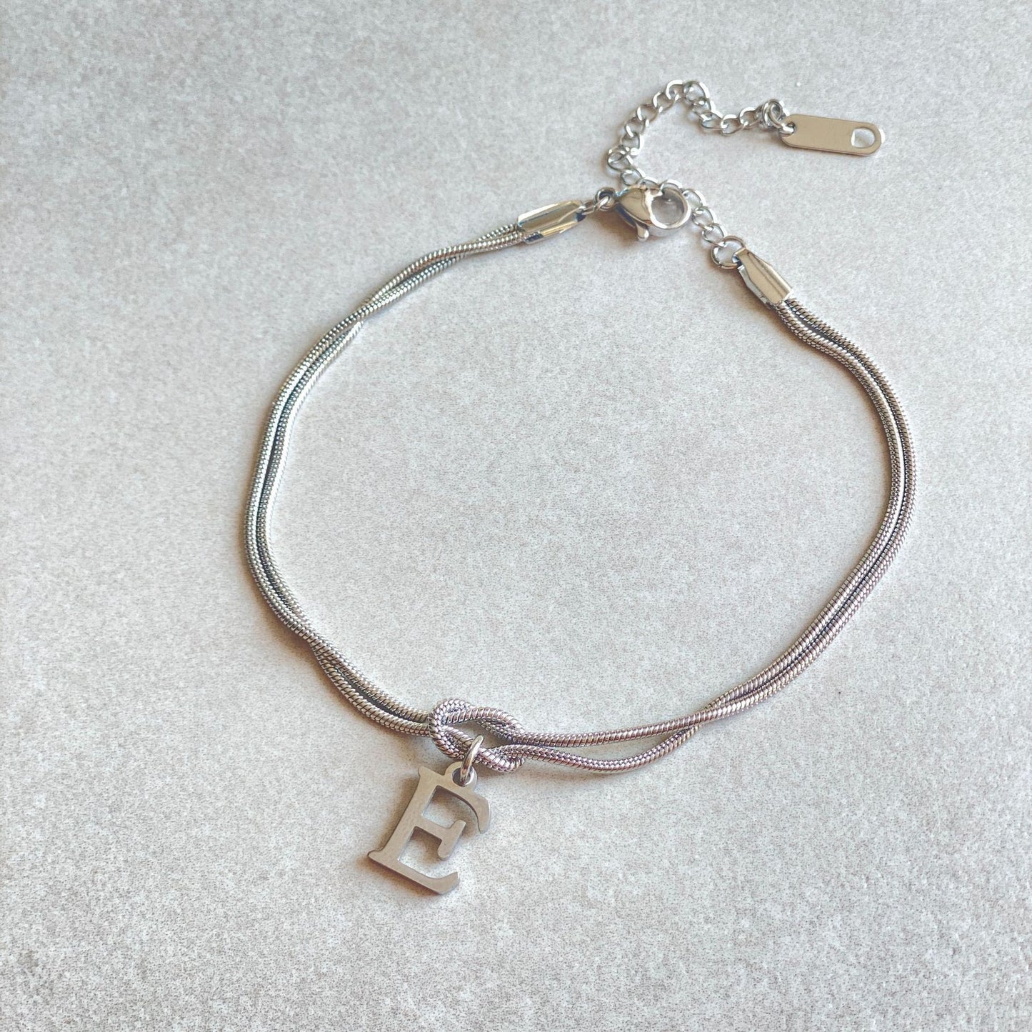 Nya bokstaven AZ kärleksknut armband för kvinnor par guldfärg läcker ormkedja berlockarmband rostfritt stål smycken present alla hjärtans dag presenter